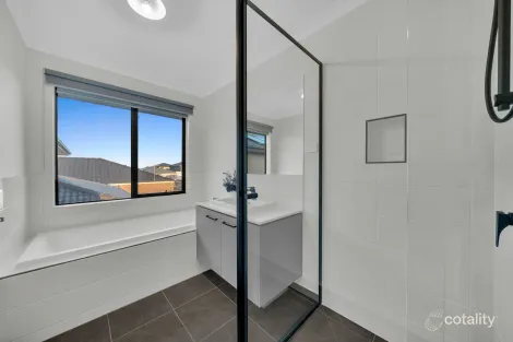 Property photo of 2 Vulpine Street Clyde VIC 3978