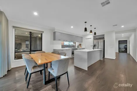 Property photo of 2 Vulpine Street Clyde VIC 3978