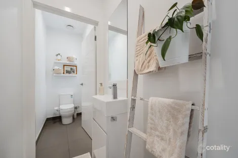 Property photo of 10 Attain Walk Roxburgh Park VIC 3064