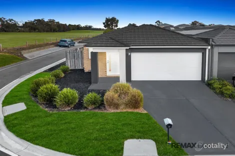 16 Woodright Cct, Cranbourne, VIC 3977