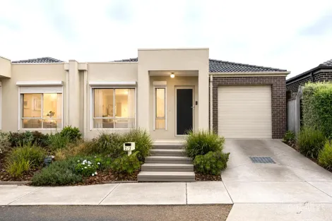 Property photo of 2/3 Weeks Avenue Harkness VIC 3337