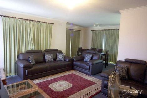 Property photo of 32 Sydney Parkinson Avenue Endeavour Hills VIC 3802