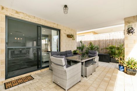 11 Monger Rd, Lake Coogee, WA 6166