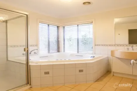 Property photo of 27 Woodlands Circuit Echuca VIC 3564