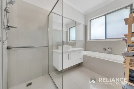 Property photo of 4 Hedges Street Craigieburn VIC 3064