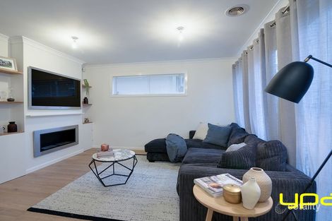 Property photo of 10 Ironbark Grove Burnside Heights VIC 3023