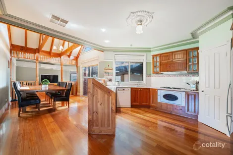 Property photo of 8 Lynch Place Roxburgh Park VIC 3064