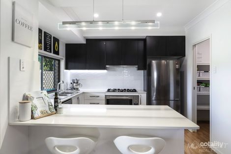 6 Gwyn Ct, Beachmere, QLD 4510