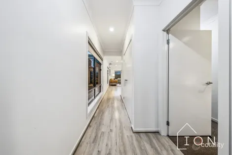 Property photo of 5 Athletic Circuit Clyde VIC 3978