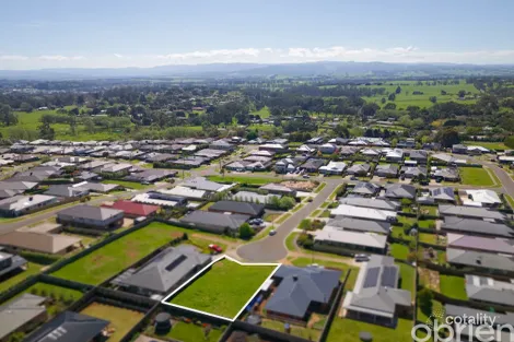 8 SHERATON RISE, DROUIN, VIC 3818