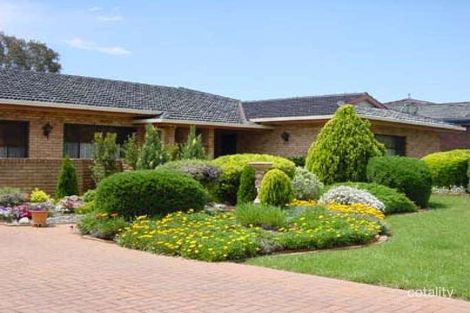 5 Avon Ave, Lake Albert, NSW 2650