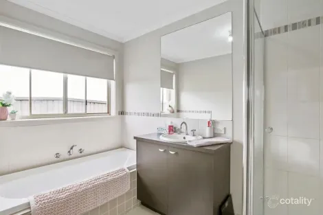 Property photo of 15 Karwarren Way Cranbourne West VIC 3977