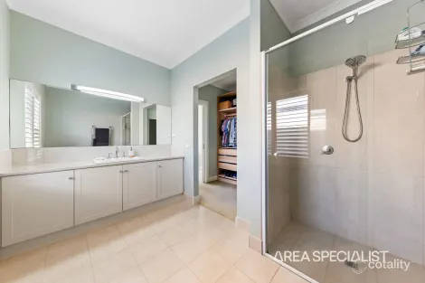 Property photo of 10 Landy Circuit Pakenham VIC 3810