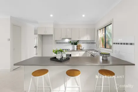 Property photo of 10 Minak Close Narre Warren South VIC 3805