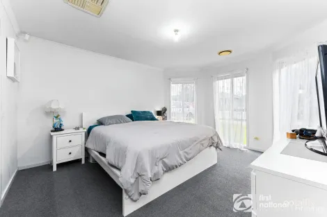 Property photo of 32 Raffindale Crescent Cranbourne West VIC 3977