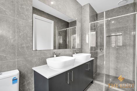 Property photo of 15 Milsom Avenue Fraser Rise VIC 3336