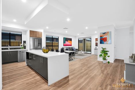 Property photo of 15 Milsom Avenue Fraser Rise VIC 3336