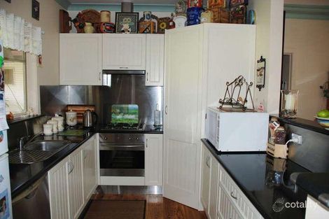 Property photo of 2 Walteela Avenue Mount Austin NSW 2650