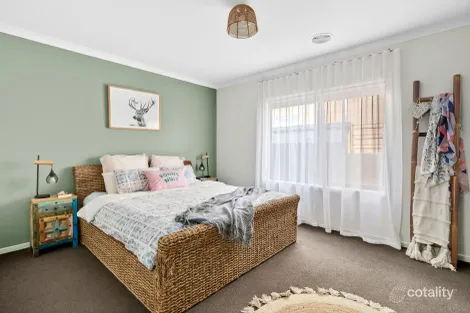 Property photo of 13 Keats Circuit Armstrong Creek VIC 3217