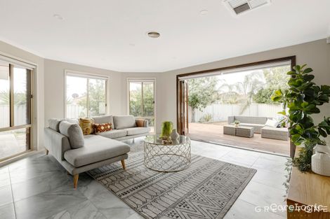 Property photo of 2 Moreton Close Caroline Springs VIC 3023