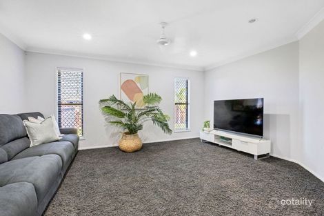Property photo of 2 Surrey Court Ooralea QLD 4740