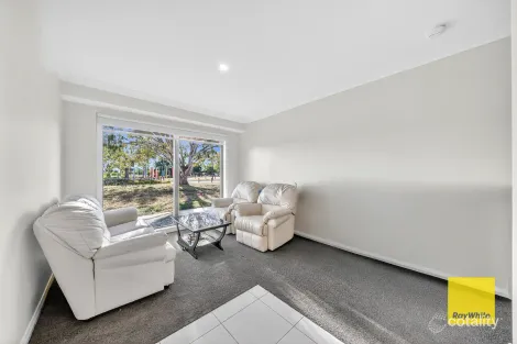 Property photo of 5 Armstrong Walk Fraser Rise VIC 3336