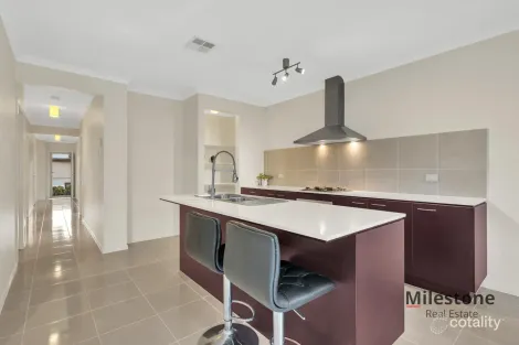 Property photo of 22 Canmore Street Cranbourne East VIC 3977