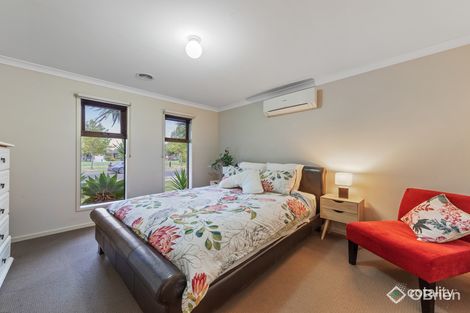 Property photo of 17 Statesman Circuit Cranbourne East VIC 3977