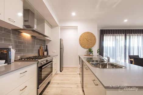 Property photo of 3/15 Limetree Way Lake Gardens VIC 3355