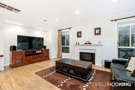 Property photo of 21 Willandra Loop Caroline Springs VIC 3023