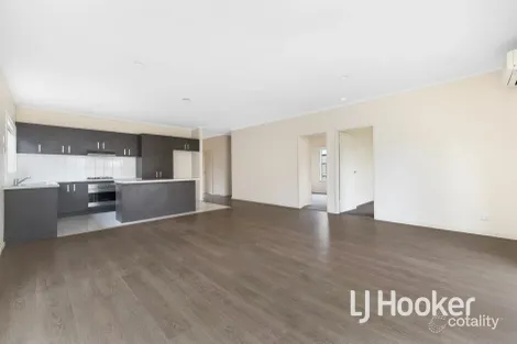 Property photo of 2/124 Ahern Road Pakenham VIC 3810