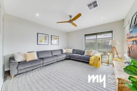 Property photo of 8 Young Circuit Elderslie NSW 2570