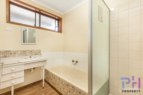 Property photo of 2/146 St Aidans Road Kennington VIC 3550