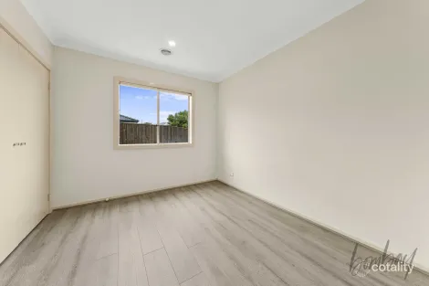 Property photo of 21 Docker Circuit Mickleham VIC 3064