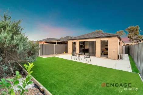 Property photo of 7 Hawkstone Road Manor Lakes VIC 3024
