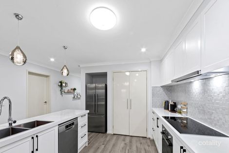 Property photo of 5 St James Close Burnside Heights VIC 3023