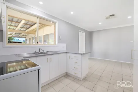 Property photo of 5 Caley Close Westdale NSW 2340