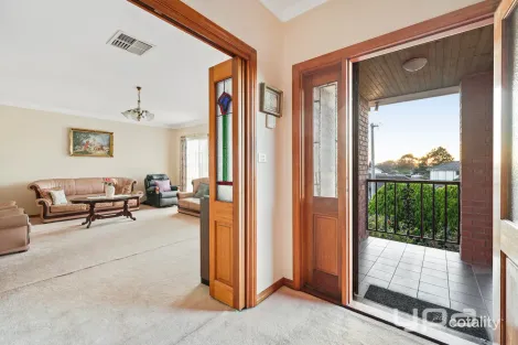 Property photo of 8 Highcliffe Close Gladstone Park VIC 3043