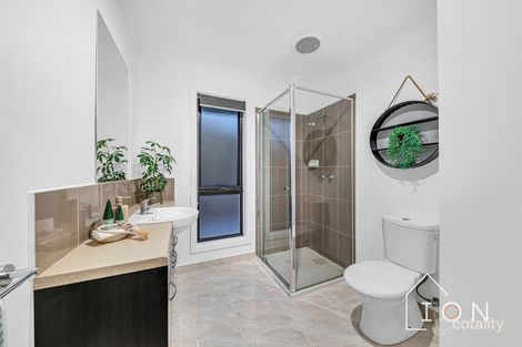 Property photo of 2 Ferndown Drive Cranbourne VIC 3977