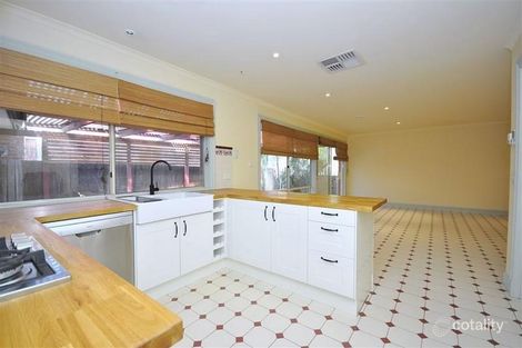 Property photo of 2 Orton Place Roxburgh Park VIC 3064