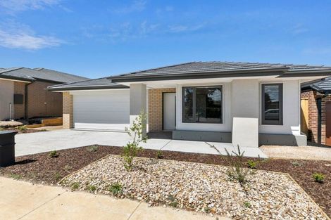18 TRUNDLE DR, ARMSTRONG CREEK, VIC 3217