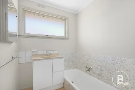 Property photo of 28 Ivanhoe Street Wendouree VIC 3355