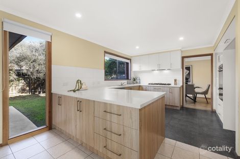 Property photo of 4 Senior Close Mill Park VIC 3082