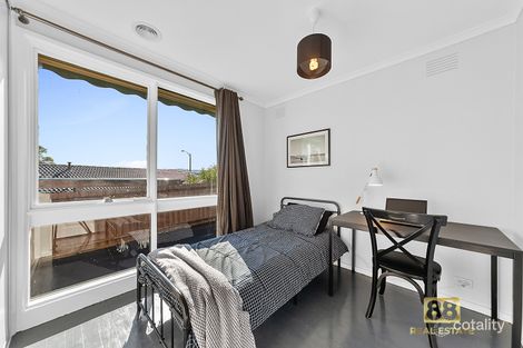 Property photo of 2 Castlecrag Close Endeavour Hills VIC 3802