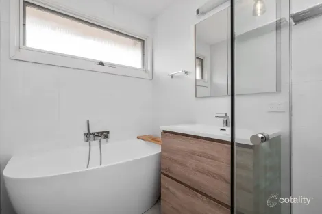 Property photo of 36 Larnook Crescent Mooroolbark VIC 3138