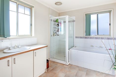 Property photo of 17/8 Monteith Crescent Endeavour Hills VIC 3802