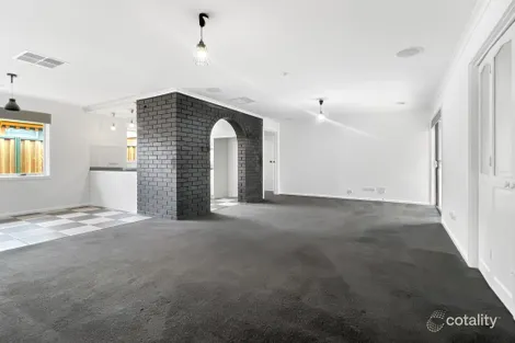 34 Bennett St, Melton South, VIC 3338
