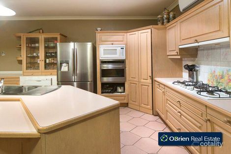 Property photo of 1 Biralee Court Berwick VIC 3806