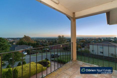 Property photo of 1 Biralee Court Berwick VIC 3806