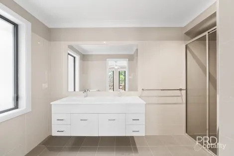 Property photo of 24 Barton Avenue Lloyd NSW 2650